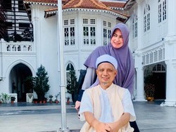 Sudah Keluar RS, Ustaz Arifin Ilham Berjemur Ditemani Istri