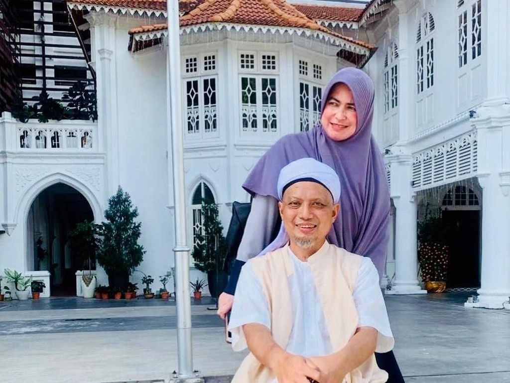 Sudah Keluar RS, Ustaz Arifin Ilham Berjemur Ditemani Istri Sudah Keluar RS, Ustaz Arifin Ilham Berjemur Ditemani Istri