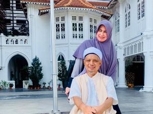 Sudah Keluar RS, Ustaz Arifin Ilham Berjemur Ditemani Istri Sudah Keluar RS, Ustaz Arifin Ilham Berjemur Ditemani Istri