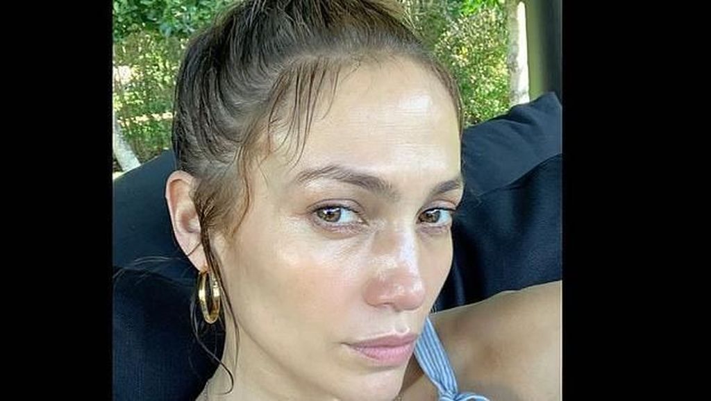 8 Foto Wajah Jennifer Lopez Tanpa Makeup, Bening Tak Seperti Wanita Usia 49