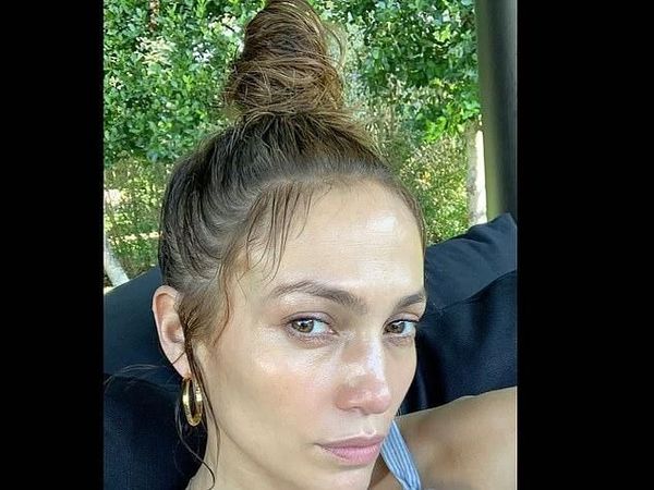 8 Foto Wajah Jennifer Lopez Tanpa Makeup, Bening Tak Seperti Wanita Usia 49
