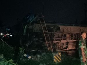 Bus Restu Tabrak Jembatan Lalu Terguling di Madiun