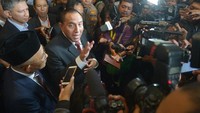 Edy Rahmayadi langsung meninggalkan arena Kongres PSSI. Ia langsung dikerubuti wartawan yang meminta keterangan darinya soal keputusan mundur sebagai ketua umum. Sebelumnya Edy selalu bersikukuh bakal bertahan sampai jabatannya tuntas pada 2020. (Foto: Nyoman Budhiana/ama/ANTARA FOTO)