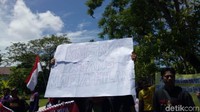 Para suporter juga mengapresiasi kinerja Satgas Anti Mafia Bola saat berdemo. Poster-poster dukungan dibentangkan mereka. (Foto: Randy Prasatya/detikSport)