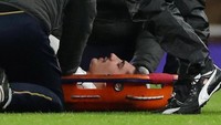 Bellerin tak mampu melanjutkan permainan, bahkan sampai harus ditandu untuk keluar lapangan. Manajer Arsenal Unai Emery khawatir Bellerin mengalami cedera parah. Foto: Reuters