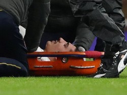 Bellerin tak mampu melanjutkan permainan, bahkan sampai harus ditandu untuk keluar lapangan. Manajer Arsenal Unai Emery khawatir Bellerin mengalami cedera parah. Foto: Reuters