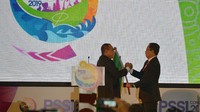 Edy Rahmayadi menjabat tangan Joko Driyono yang akan melanjutkan tugasnya. (Foto: Nyoman Budhiana/ama/ANTARA FOTO)