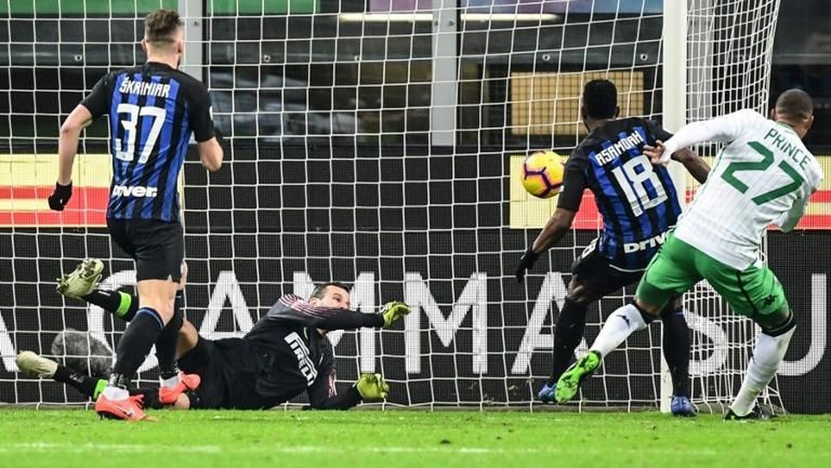 Samir Handanovic saay Inter Milan ditahan Sassuolo. (Foto: Miguel Medina/AFP)