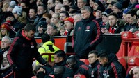 MU tertekan menjelang laga bubar, wajar kalau Solskjaer gelisah di bangku cadangan. (Foto: Peter Powell/Reuters)