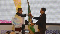 Edy Rahmayadi langsung menyerahkan bendera PSSI kepada Joko Driyono, yang akan melanjutkan tampuk kepemimpinan federasi sepakbola Indonesia tersebut. (Foto: Nyoman Budhiana/ama/ANTARA FOTO)