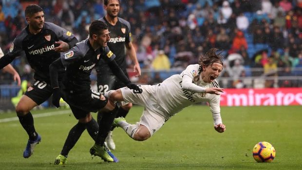 Luka Modric mencetak gol kedua Real Madrid. (