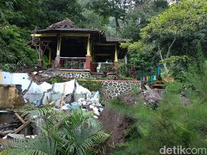 Longsor Terjang 2 Pendopo di Air Terjun Madakaripura Longsor Terjang 2 Pendopo di Air Terjun Madakaripura