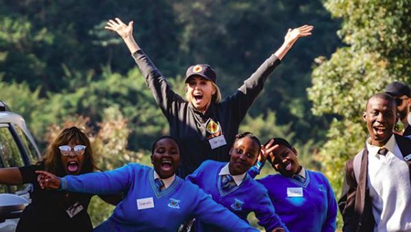 Tertangkap Kamera, Senyum Bahagia Charlize Theron Bareng Anak-anak