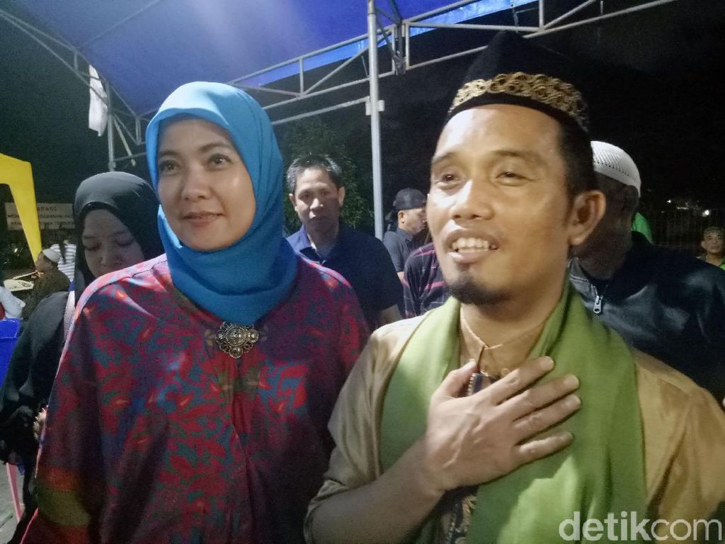 Ustaz Maulana Jalani Ramadhan Jarak Jauh Bareng Keempat Anak Ustaz Maulana Jalani Ramadhan Jarak Jauh Bareng Keempat Anak
