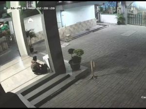 Pria Berjaket Loreng Curi Kotak Amal di Masjid di Bekasi