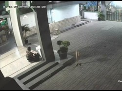 Pria Berjaket Loreng Curi Kotak Amal di Masjid di Bekasi