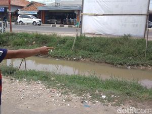 Cerita Warga Indramayu Berburu Uang Jutaan Rupiah di Sungai