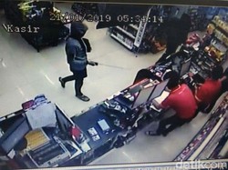 Aksi Perampok Minimarket Bersenpi di Kebumen Terekam CCTV