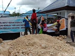 Kantor Bupati Keerom Papua Diblokade Massa