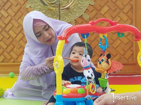 April Jasmine dan salah satu anak kembarnya/