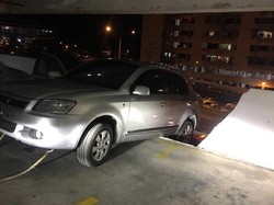 Salah Masuk Gigi Mundur, Mobil Ini Hampir Terjun dari Lantai Dua