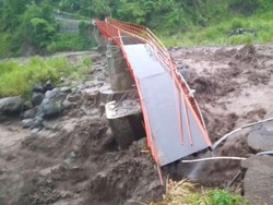 Tergerus Arus Sungai, Jembatan Plompong Brebes Ambruk
