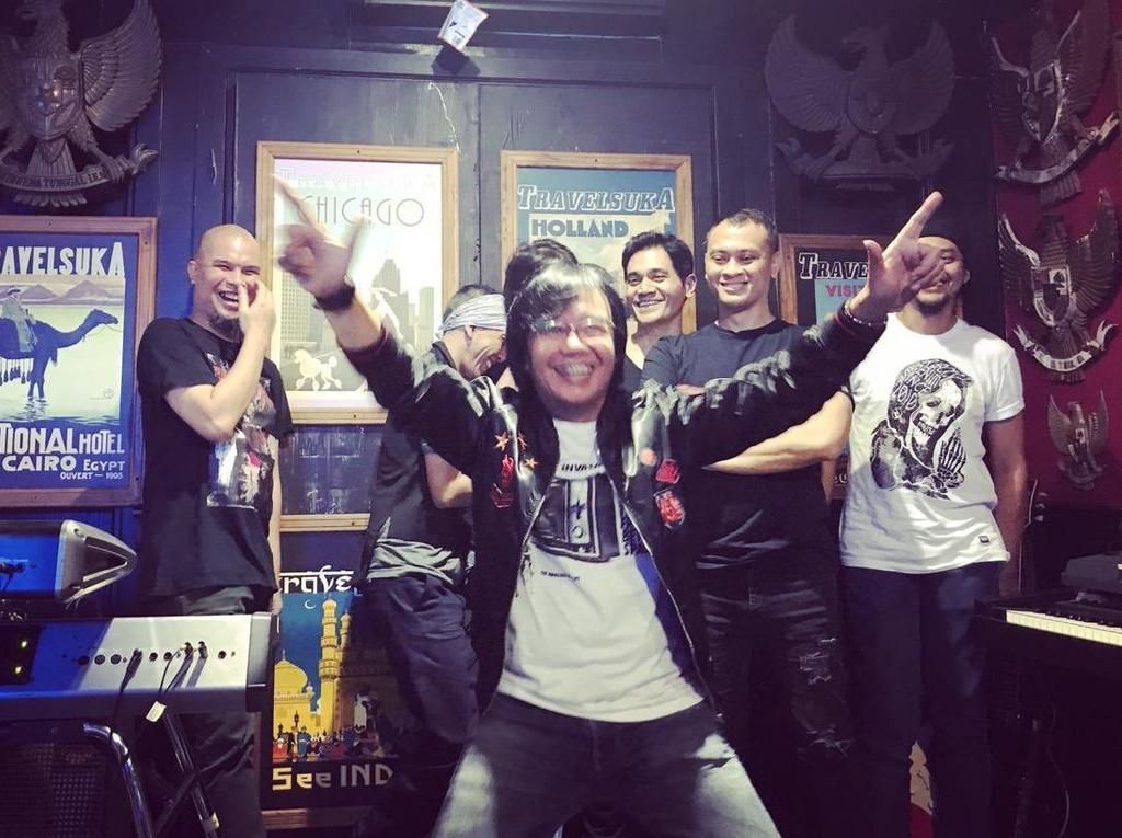 Ari Lasso Buka Suara soal Viral Pose 2 Jari Bareng Ahmad Dhani Ari Lasso Buka Suara soal Viral Pose 2 Jari Bareng Ahmad Dhani