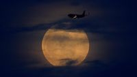 Indahnya Awal Gerhana Bulan Serigala di Berbagai Negara