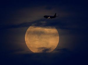 Indahnya Awal Gerhana Bulan Serigala di Berbagai Negara