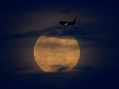 Indahnya Awal Gerhana Bulan Serigala di Berbagai Negara