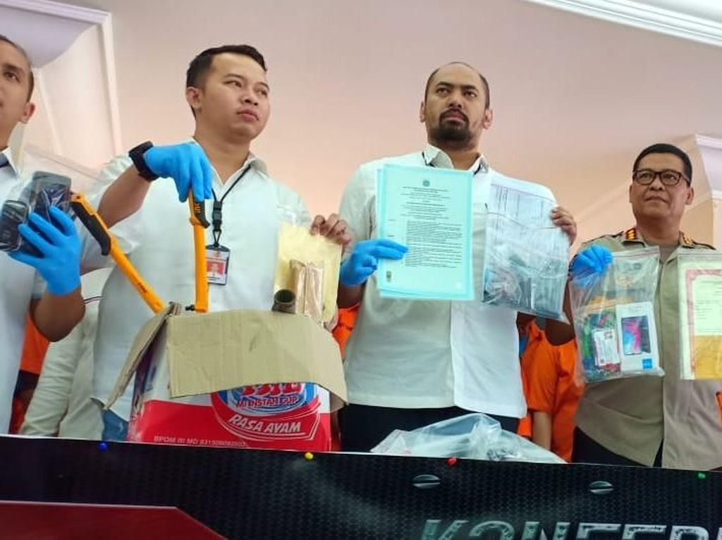 7 Kali Beroperasi, Komplotan Perampok Rumah Kosong Ditangkap Polisi 7 Kali Beroperasi, Komplotan Perampok Rumah Kosong Ditangkap Polisi