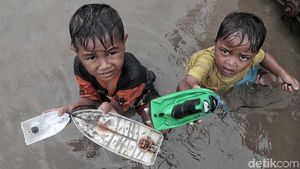 Banjir Rob, Anak-anak Tidak Peduli yang Penting Senang