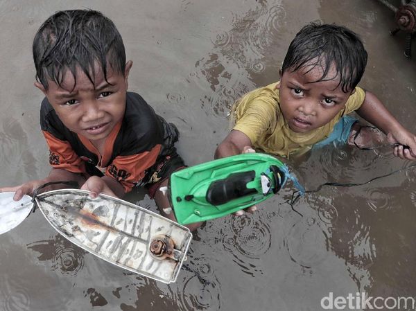 Banjir Rob, Anak-anak Tidak Peduli yang Penting Senang