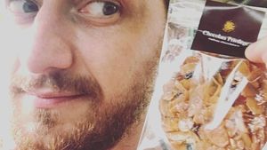 Yuk, Intip Pose Seru James McAvoy Saat Cicip Cupcake hingga Biskuit!