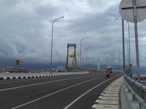 Menatap Indahnya Manado dari Jembatan Soekarno