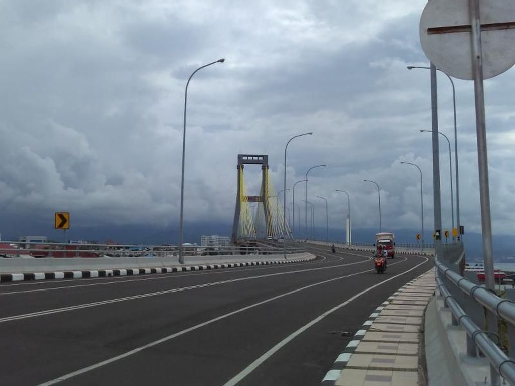 Menatap Indahnya Manado dari Jembatan Soekarno Menatap Indahnya Manado dari Jembatan Soekarno