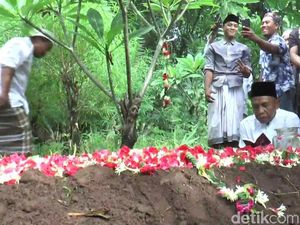 Pemakaman Korban Pembunuhan Dukun di Pasuruan Diwarnai Isak Tangis
