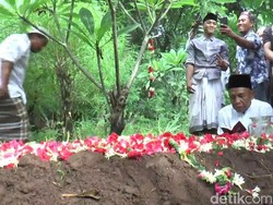 Pemakaman Korban Pembunuhan Dukun di Pasuruan Diwarnai Isak Tangis
