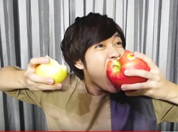Unik! Youtuber Jepang Ini Bikin Musik dengan Suara Makan Apel