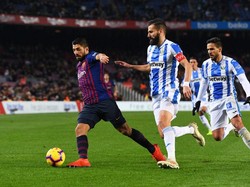 Upaya Barcelona kembali memimpin membuahkan hasil di menit ke-71 lewat aksi Suarez. (Foto: David Ramos/Getty Images)