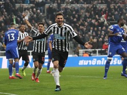 Bek kanan Newcastle United Fabian Schaer tampil sensasional. Bukan hanya disiplin saat bertahan, Schaer juga membantu serangan Newcastle dengan menghasilkan dua gol saat untuk mengalahkan Cardiff City 3-0. Foto: Ian MacNicol/Getty Images