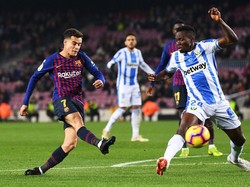 Barcelona yang tak mau membiarkan lawan mendapatkan momentum lebih besar lantas meningkatkan agresivitas. Sejumlah peluang didapatkan, salah satunya dari Philippe Coutinho. Tapi tembakannya melambung. (Foto: David Ramos/Getty Images)