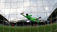 Ederson menjaga gawang Manchester City tetap perawan saat menghempaskan Huddersfield Town 3-0. Clean sheet yang kesepuluh bagi kiper Brasil itu di musim ini. Foto: Phil Noble/Reuters