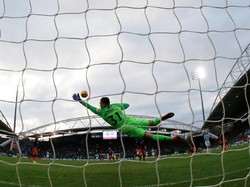 Ederson menjaga gawang Manchester City tetap perawan saat menghempaskan Huddersfield Town 3-0. Clean sheet yang kesepuluh bagi kiper Brasil itu di musim ini. Foto: Phil Noble/Reuters