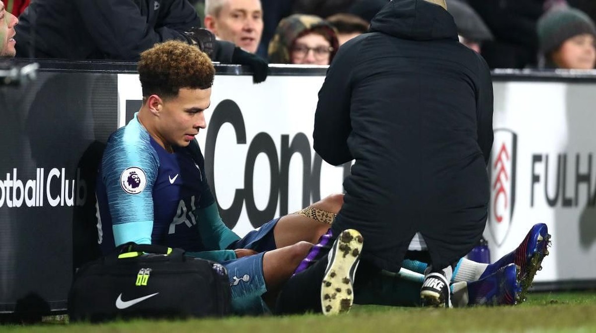 Dele Alli cedera saat menghadapi Fulham. (Foto: Clive Rose/Getty Images)