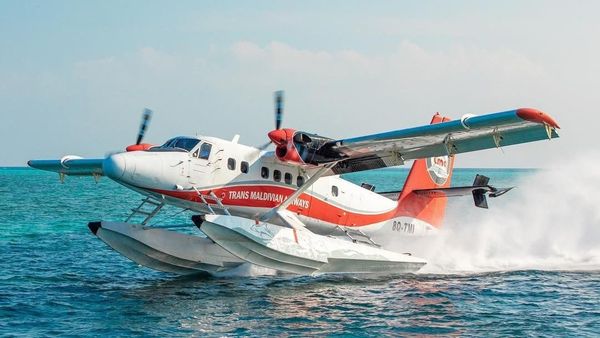 Foto: Pesawat Amphibi dan Pilot Nyeker di Maldives