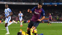 Suarez meminta penalti usai terjatuh dalam duel dengan kiper Leganes Ivan Cuellar. Tapi tak diberikan oleh wasit. (Foto: David Ramos/Getty Images)