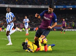 Suarez meminta penalti usai terjatuh dalam duel dengan kiper Leganes Ivan Cuellar. Tapi tak diberikan oleh wasit. (Foto: David Ramos/Getty Images)