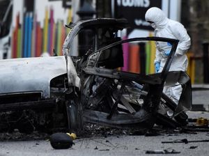 Video Detik-detik Bom Mobil Meledak di Irlandia Utara Video Detik-detik Bom Mobil Meledak di Irlandia Utara