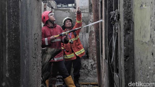 Ludes Terbakar, 250 Rumah di Tomang Tinggal Rangka